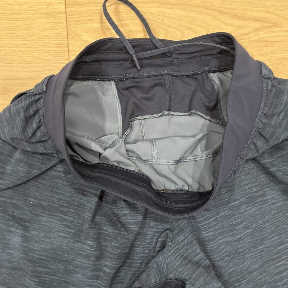 Men’s Lululemon Athletic Shorts Size Large - Picture 4 of 5